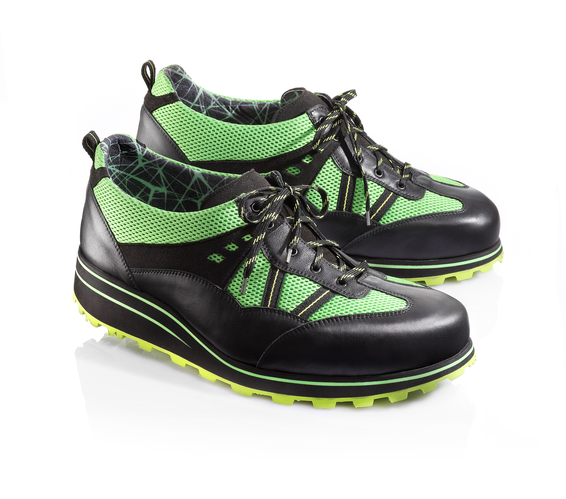 Grünes Paar orthopädischer Maßschuhe