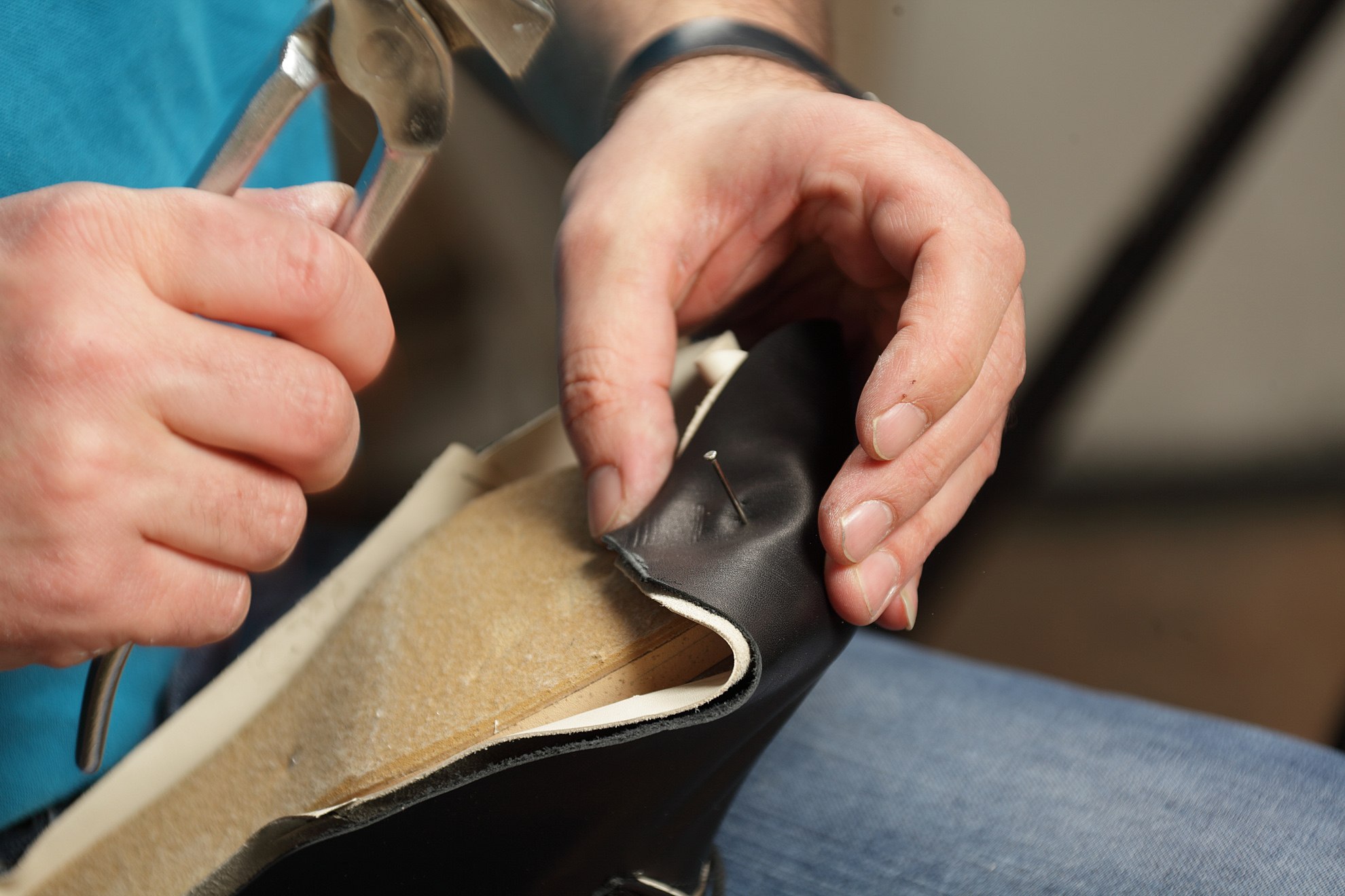 Handwerkliche Arbeit am Schuhleisten